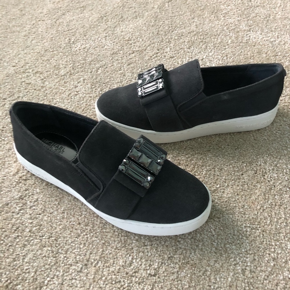 Brand new. Never used. Michael Kors Slide On’s